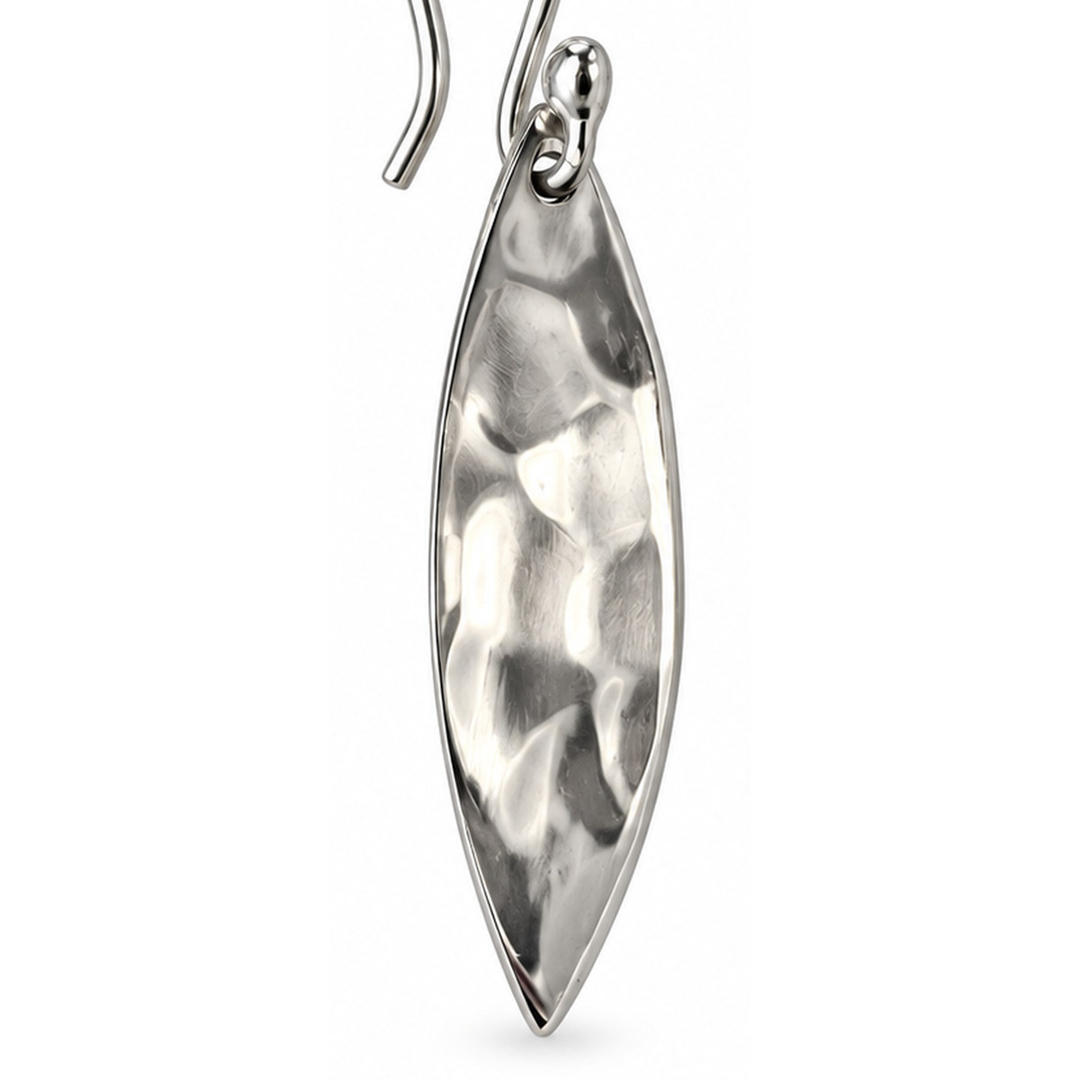 Detalle de la superficie martillada de los aretes de plata